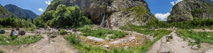У Гегского водопада. Рицинский заповедник. Фотография.