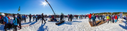 Югорский лыжный марафон-2015. Среди гостей и участников. Фотография.