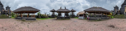 Индуистский храм Great Shiva Temple (Three Lotus Thrones). Карангасем. Фотография.