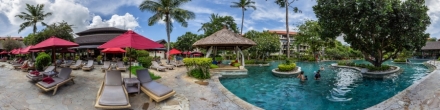 Около бассейна отеля Novotel Bali Nusa Dua.. Букит. Фотография.