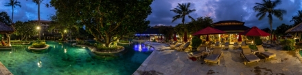У бассейна отеля Novotel Bali Nusa Dua ночью.. Букит. Фотография.