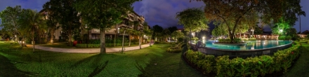 На территории отеля Novotel Bali Nusa Dua ночью.. Букит. Фотография.
