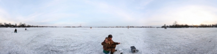 Рыбалка на реке Кузнечиха, Соломбала, район Архангельска . Фотография.