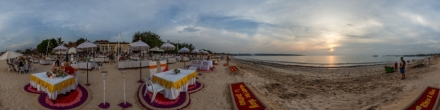 Пляж Kedonganan Beach в северной части Jimbaran Bay. Праздник День Святого Валентина в разгаре.. Букит. Фотография.