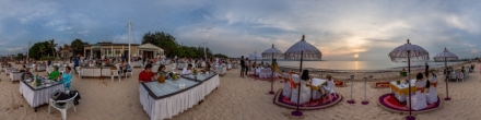 Пляж Kedonganan Beach в северной части Jimbaran Bay. Праздник День Святого Валентина продолжается.. Букит. Фотография.