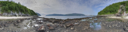 На берегу бухты Нагаева за м-рном Марчекан в отлив 0.3 м, еще маленькая бухточка. Магадан. Фотография.