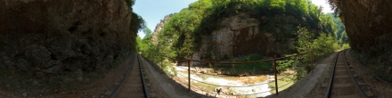 Скалы у реки Курджипс. Гуамское ущелье. Фотография.