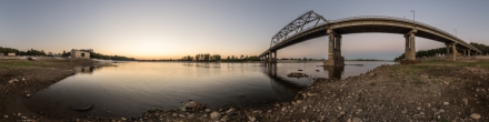 Обмелевшая река Припять и Старый мост. Мозырь. Фотография.