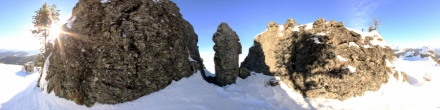 Скалы на пике горнолыжной базы "Ергаки". Фотография.