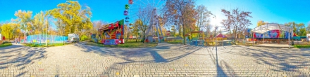 Детские аттракционы в парке им Горького. Фотография.
