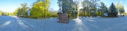 Памятник Максиму Горькому у входа в парк.. Фотография.