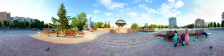 У фонтана на городской площади. Степногорск. Фотография.