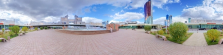 Круглая площадь у фонтана. Астана. Фотография.