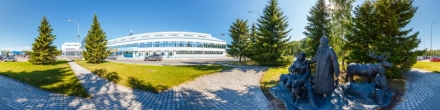 Вид на здание аэровокзала г. Ханты-Мансийска вблизи со скульптурой. Ханты-Мансийск. Фотография.