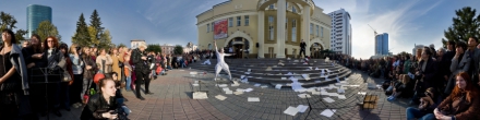 Выступление уличного театра. Новосибирск. Фотография.