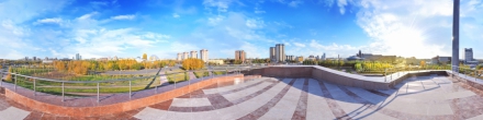 Смотровая площадка-курган с флагштоком. Астана. Фотография.